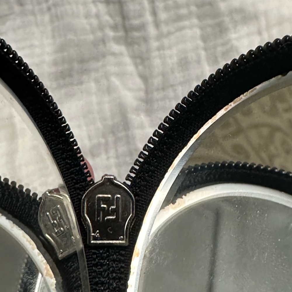 Authentic Fendi compact mirrors - Picture 4 of 4
